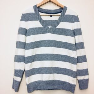 Gap | Gray and White V-neck Sweater